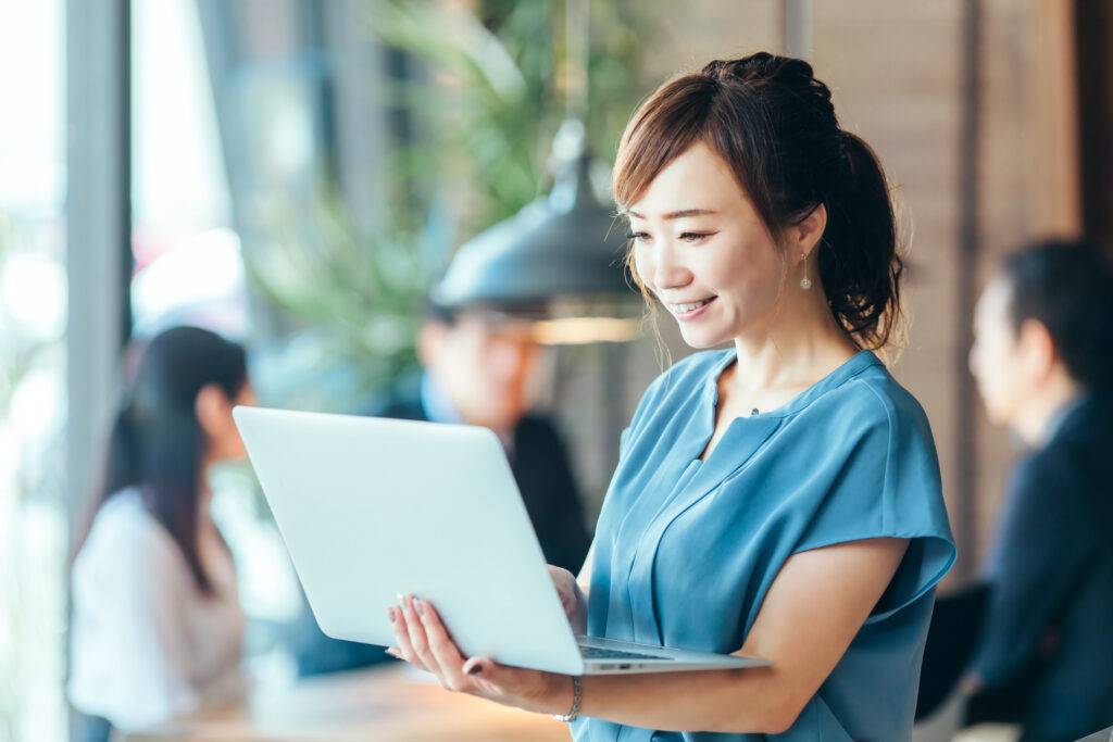 パソコンを持つビジネスウーマン