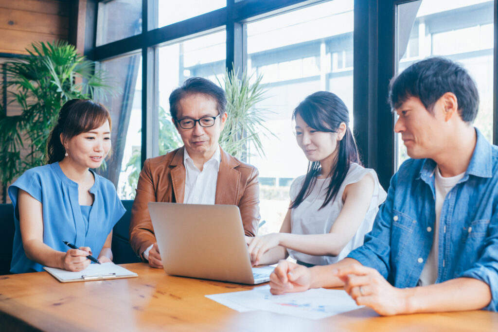 カジュアルな会社のスタッフミーティング