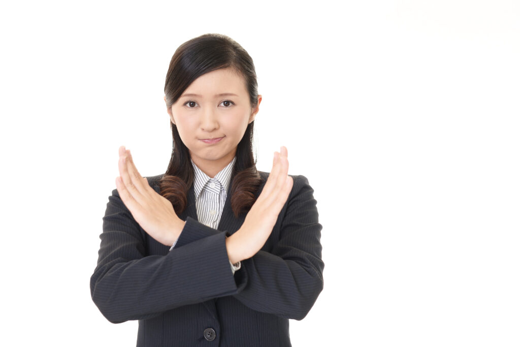 禁止の意思表示をする女性