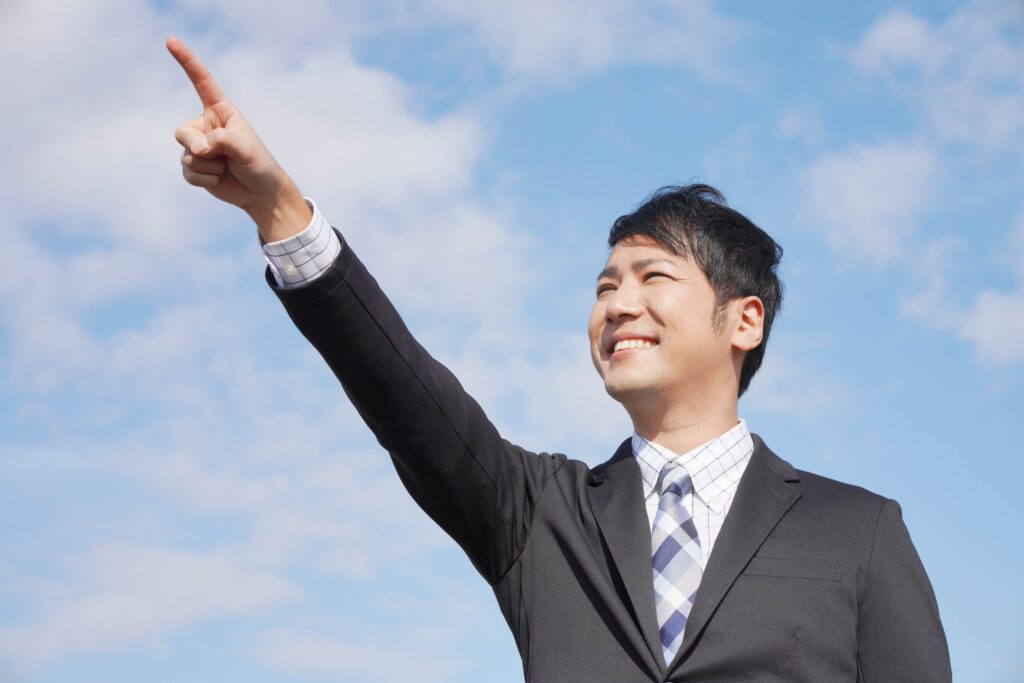指をさす会社員