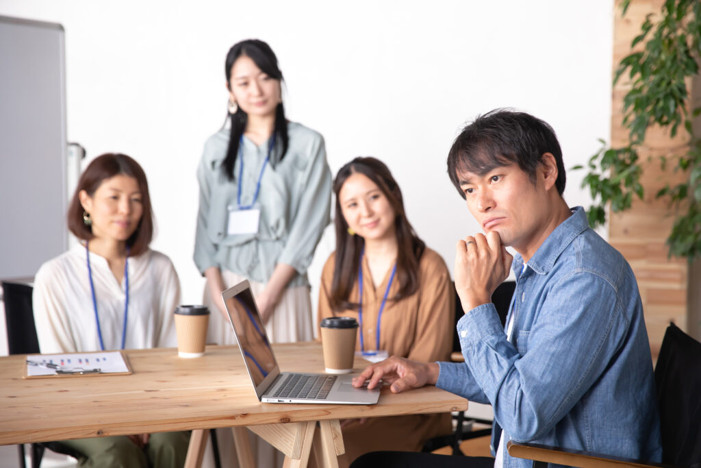 悩む会社員