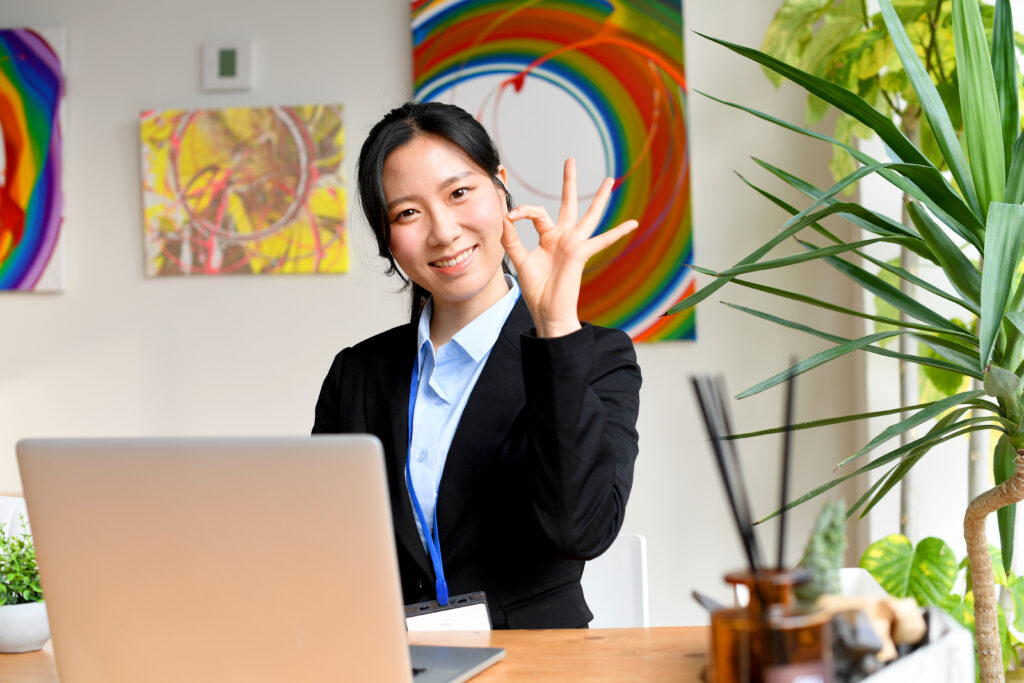 ノートパソコンを操作するスーツ姿の若い女性