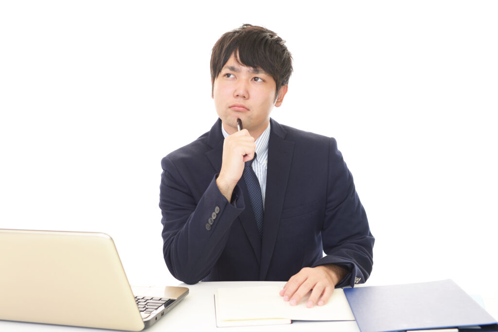 悩む男性