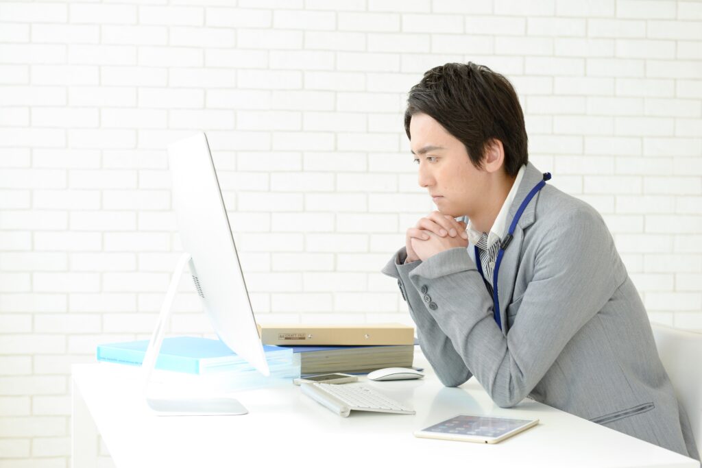悩んでいるビジネスマン