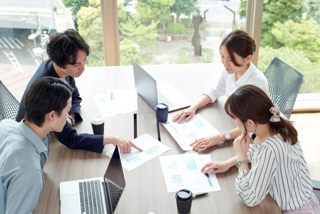 会議する4人の男女