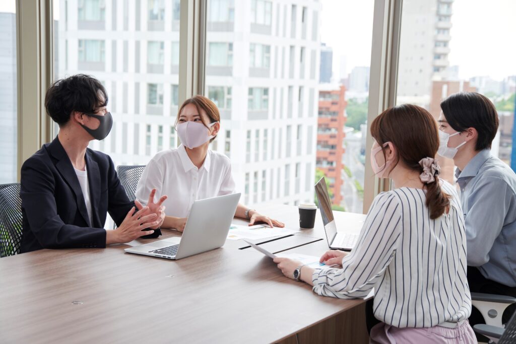 会議する4人の男女