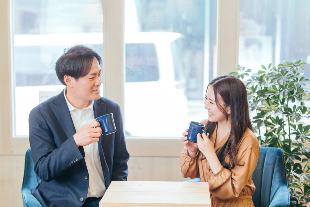カフェで談笑する男女