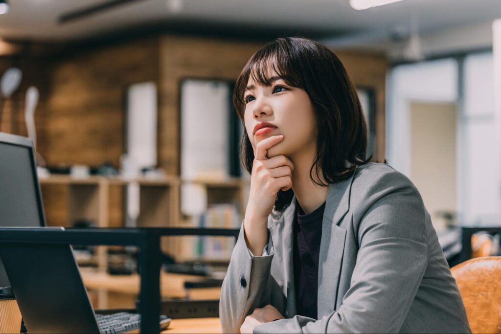 考えごとをする女性