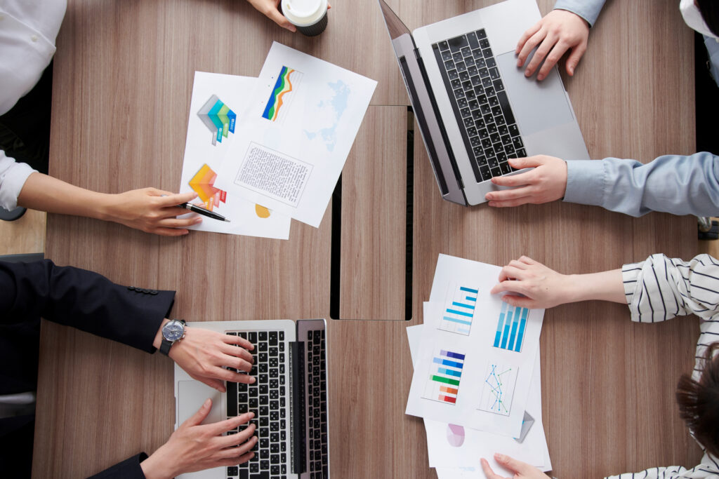 会議中の男女の手元