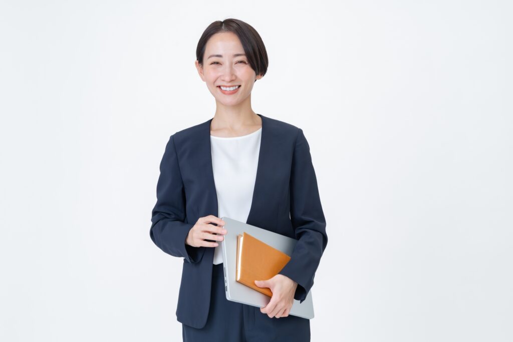 スーツを着たショートヘアーの女性