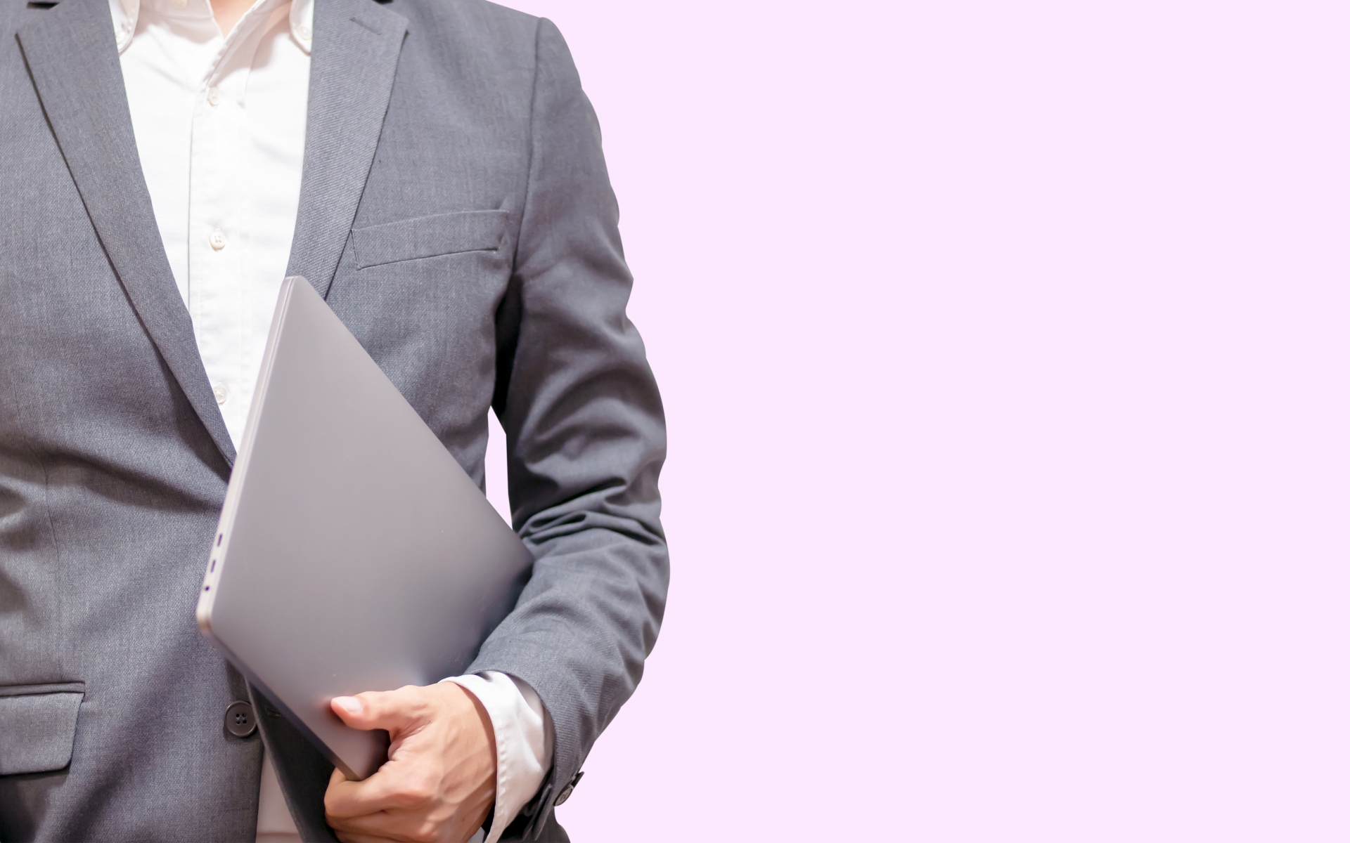 ノートパソコンを抱えたビジネスマン