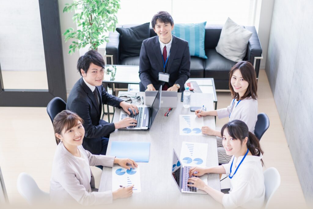 打ち合わせをするビジネスパーソン