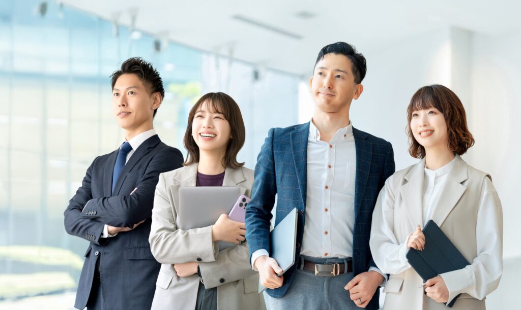男女4人のビジネスチームワークイメージ