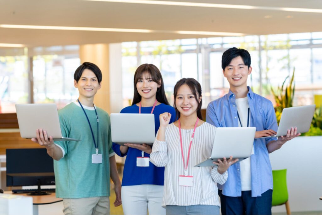 オフィスで働く若いエンジニア