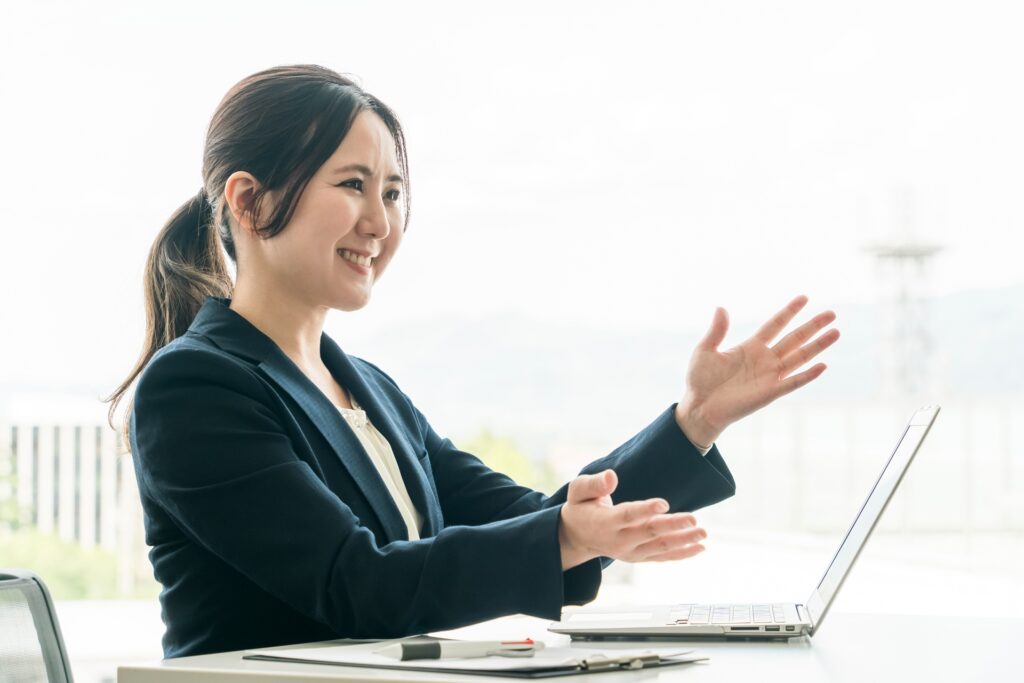 打ち合わせ・提案するビジネスウーマン