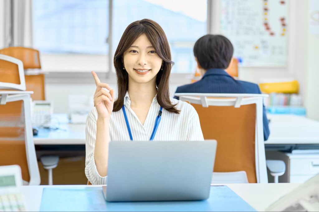 説明するビジネスウーマン