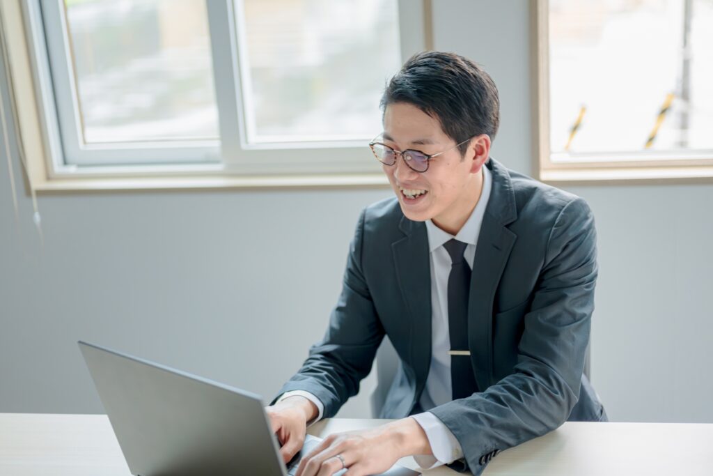 笑顔で仕事するビジネスマン