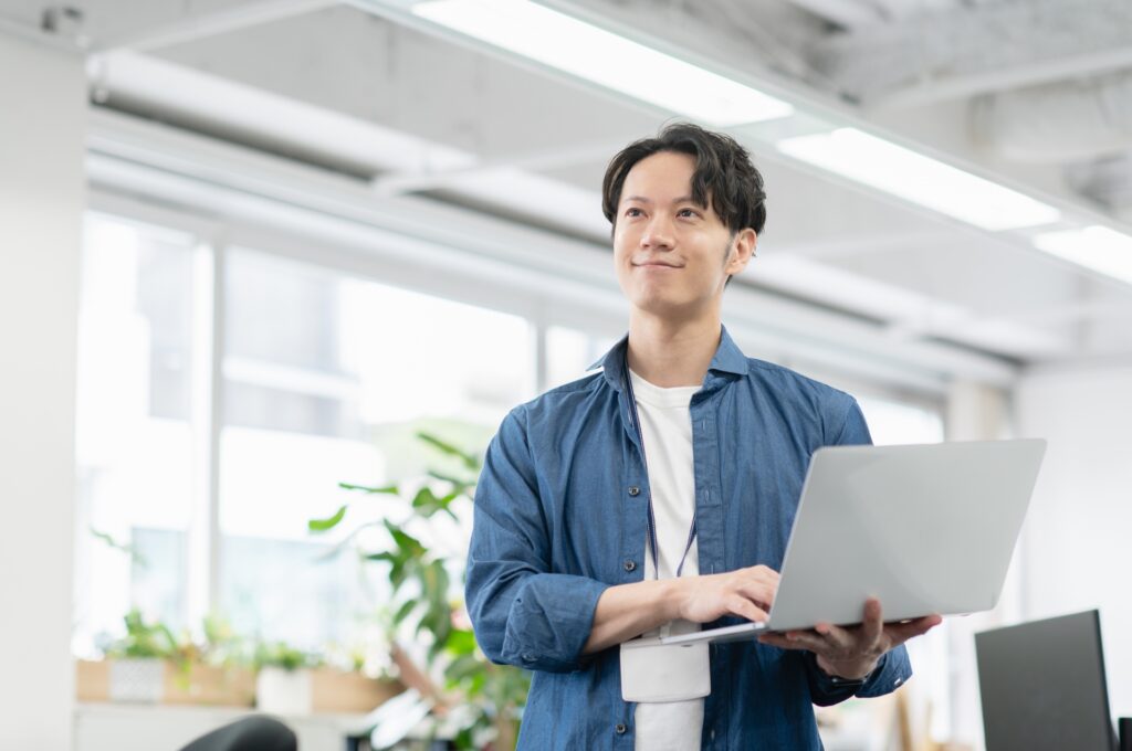 オフィスで働く若い男性エンジニア