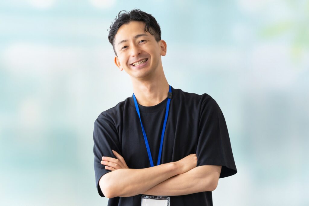 腕組みをする笑顔の男性ビジネスマン
