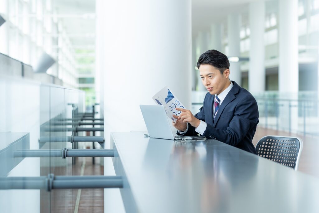 ノートパソコンを使うビジネスマン