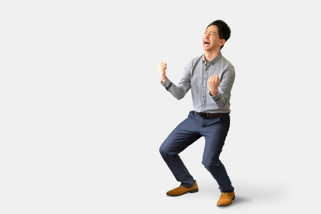 全身で喜びを表現する男性ビジネスマン