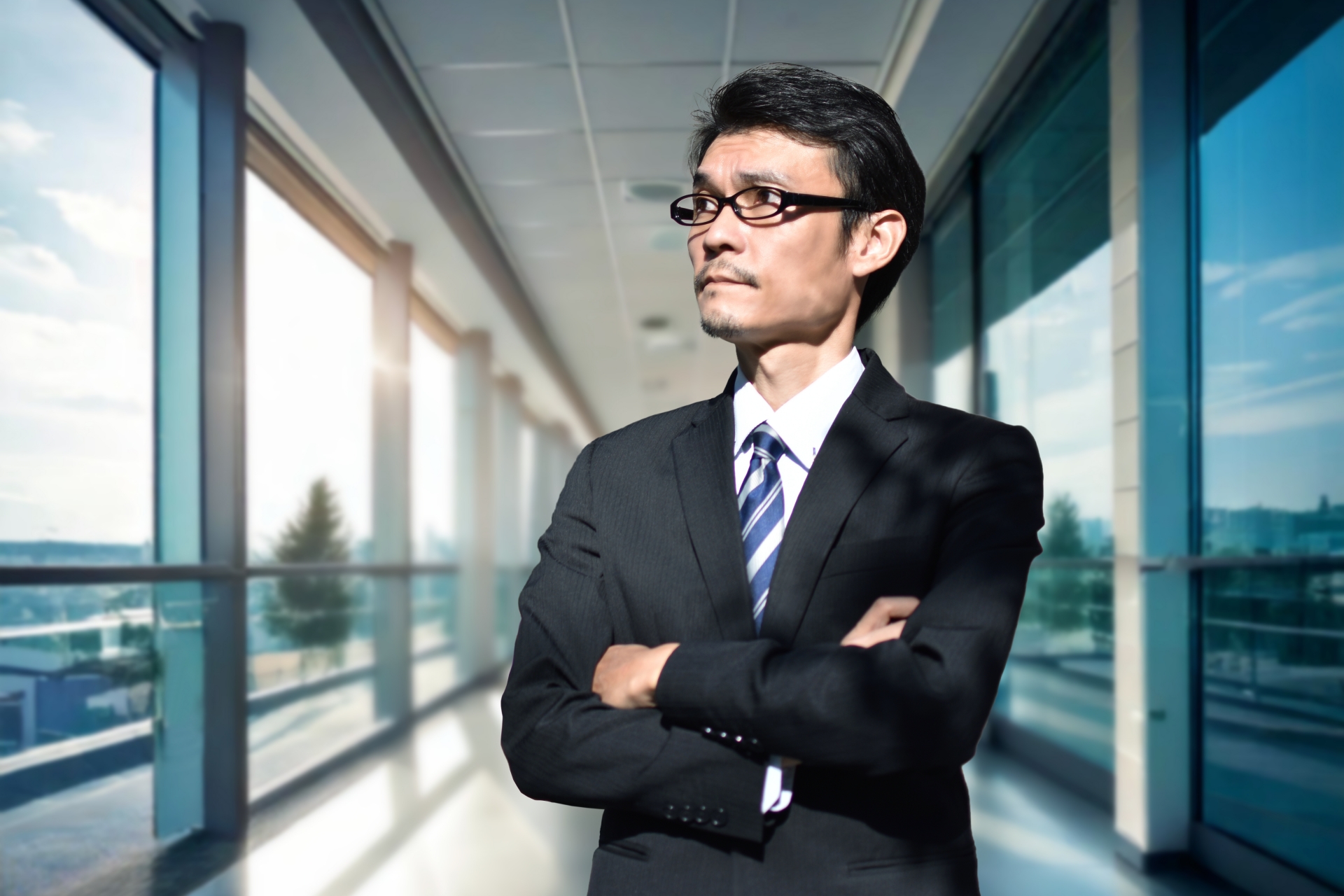 腕組みするビジネスマン