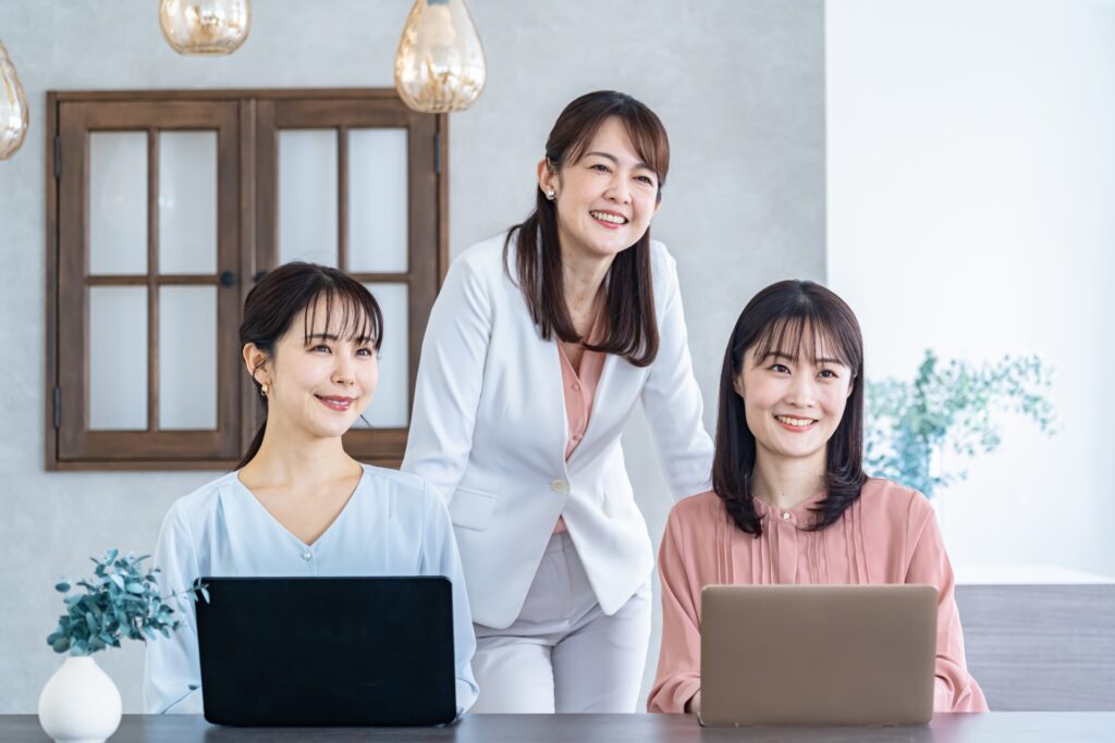 私服の女性3人