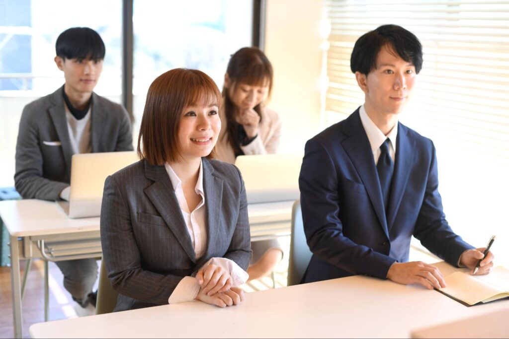 セミナーを受講する男女のビジネスパーソン