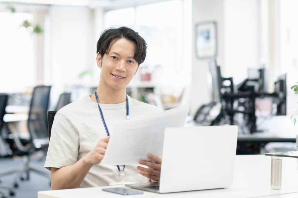 オフィスで仕事する若いビジネスマン