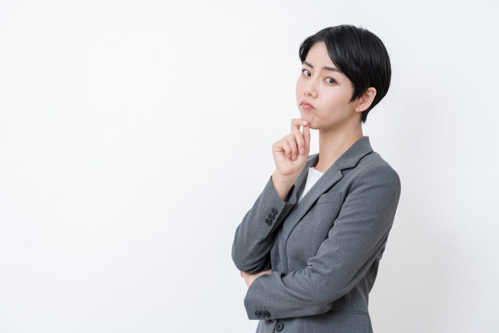 困るって頬杖をつくビジネスウーマン。