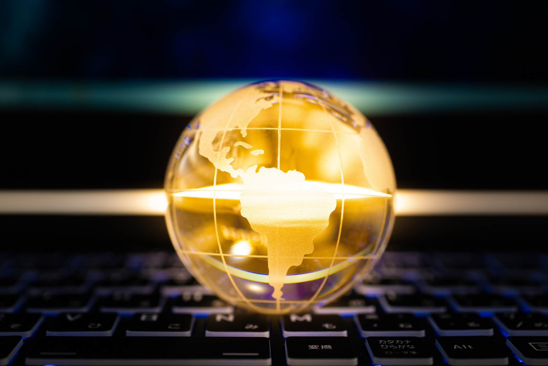 グローバルネットワーク 光る地球儀とパソコン