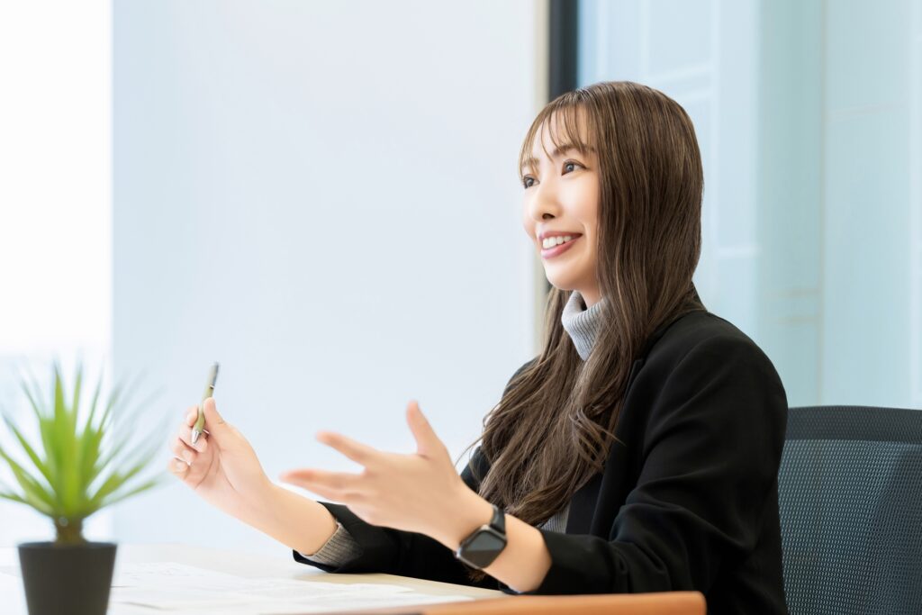 ミーティングをする女性