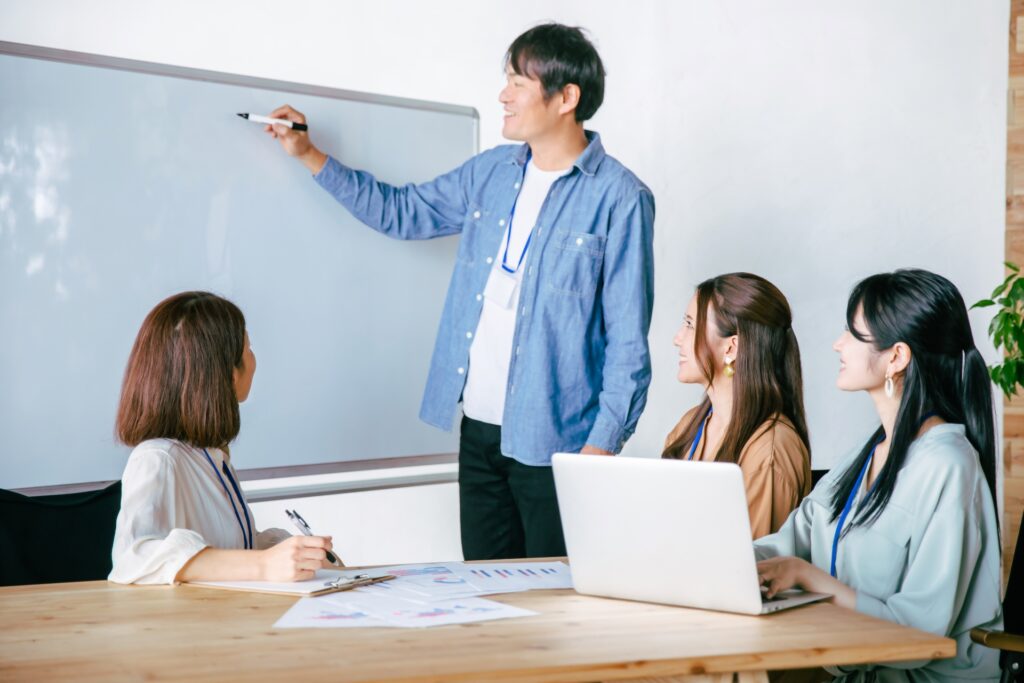 勉強会に出る女性スタッフと男性