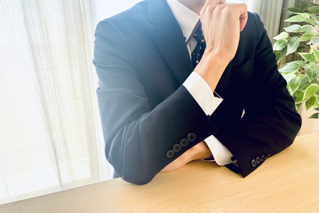 顎に手を当てて考えるサラリーマン