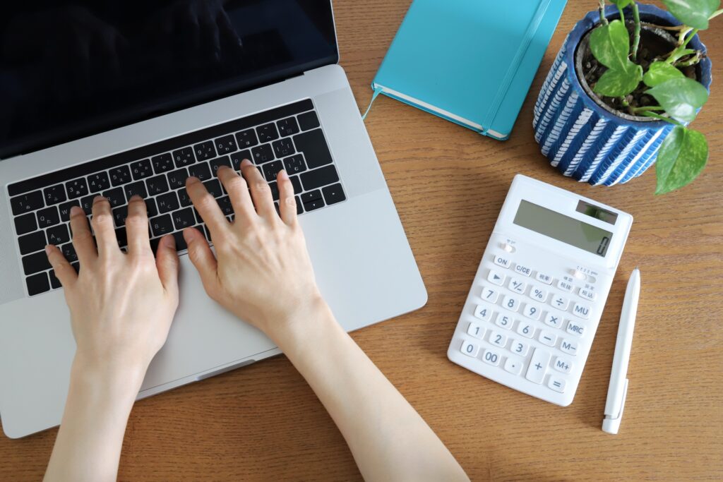 パソコンを使う手元　ビジネス素材