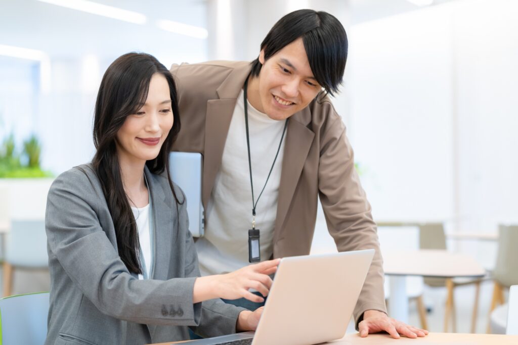 会議をする男女のビジネスマン
