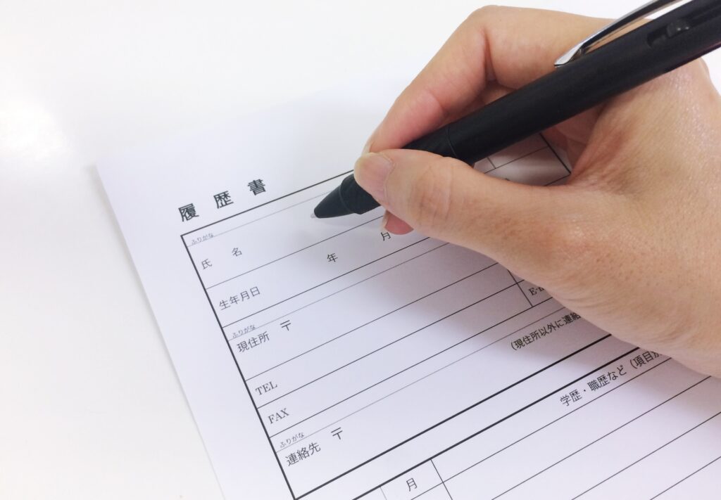 履歴書を書く女性