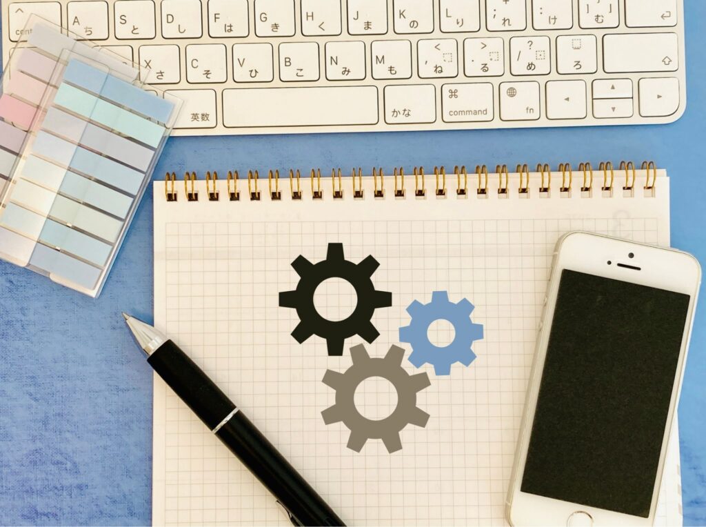 歯車とスマホ、PC。