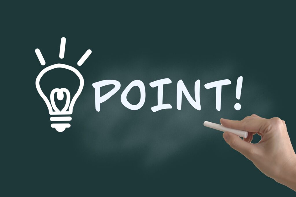 黒板にポイントの文字を書く手