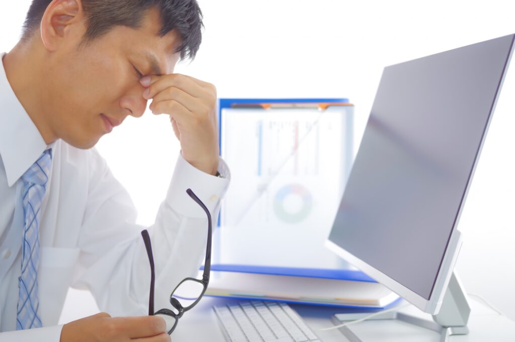 デスク仕事に疲れた男性