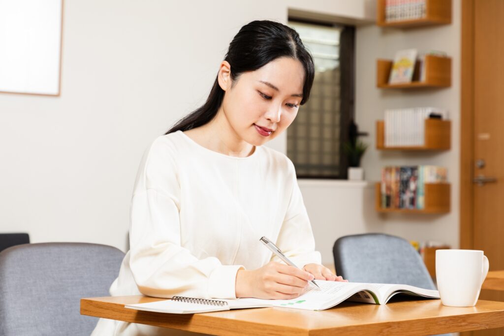 試験勉強をするアジア人女性10