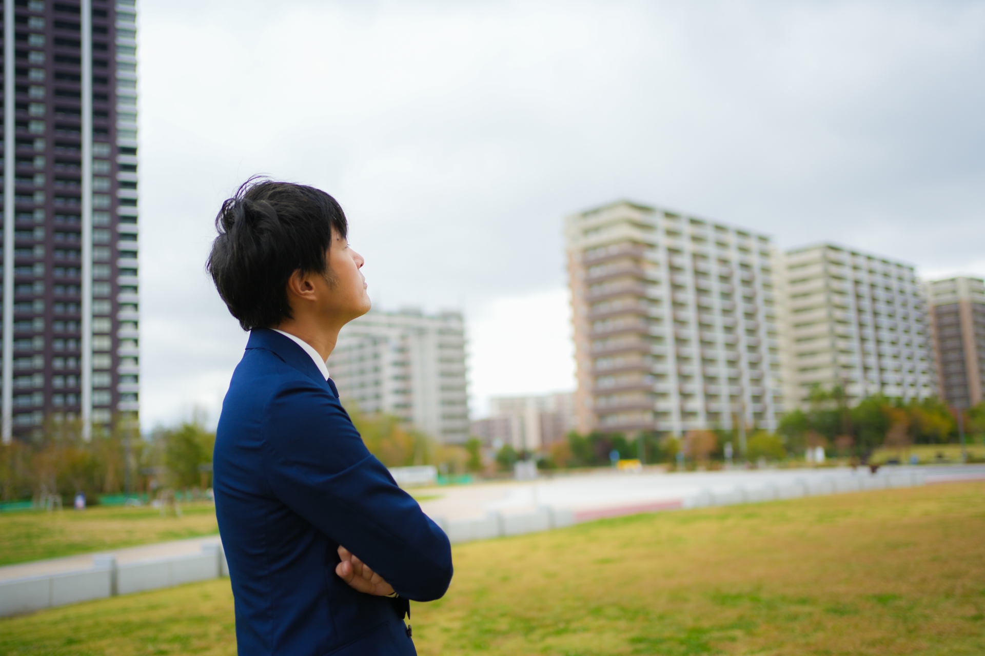 マンションとビジネスマン