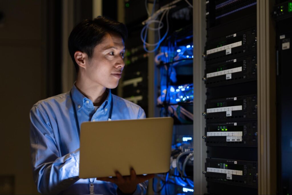 サーバーのメンテナンスをするエンジニア