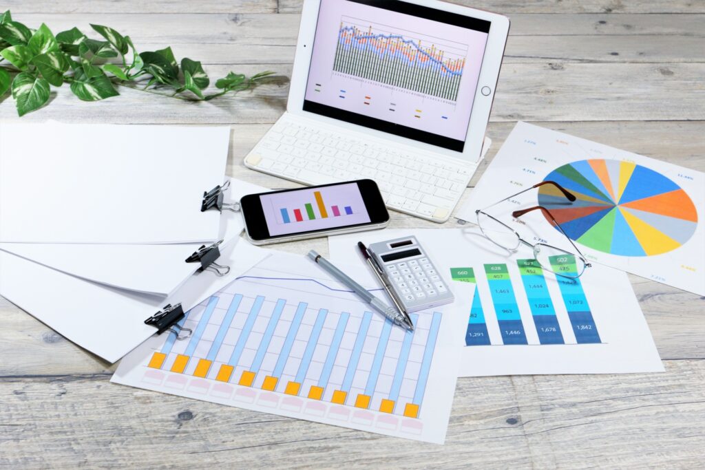 デスクの上のスマホとグラフ