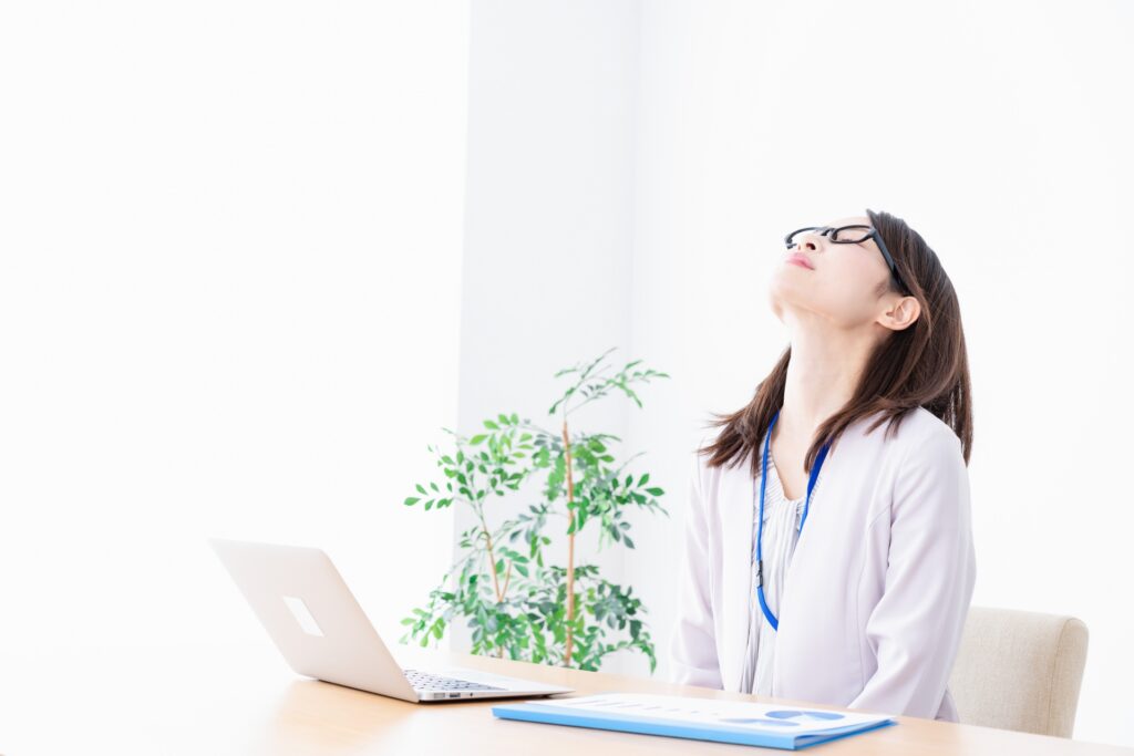 過労で疲れる若いビジネスウーマン