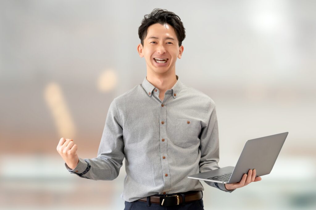 ガッツポーズをする笑顔の男性ビジネスマン