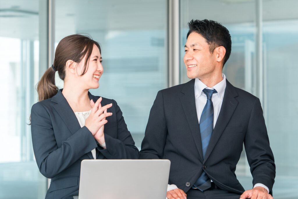 会話するビジネスマンとビジネスウーマン