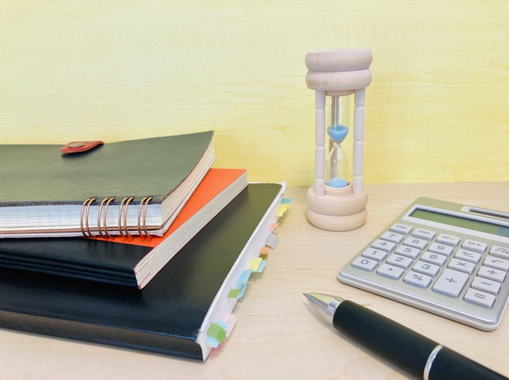 勉強のイメージ(ノートや砂時計)