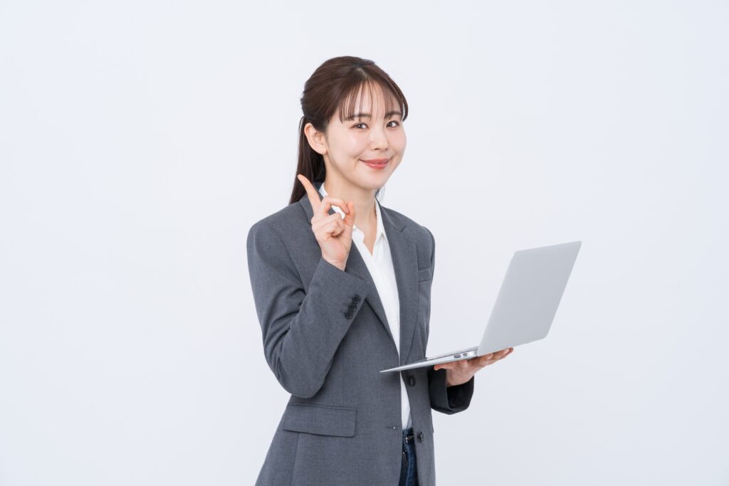 パソコンを持つビジネスウーマン