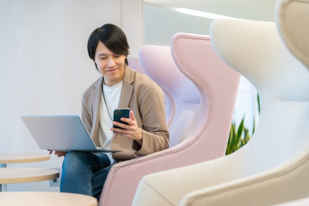 オフィスで働くビジネスマン